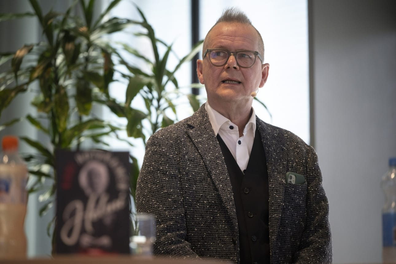 Kirjailija Kari Hotakaisen romaani Helmi julkaistiin viime viikolla Pirkka-brändin alla. Kuva Keskon ja Siltalan mediatilaisuudesta. LEHTIKUVA / ANTTI AIMO-KOIVISTO