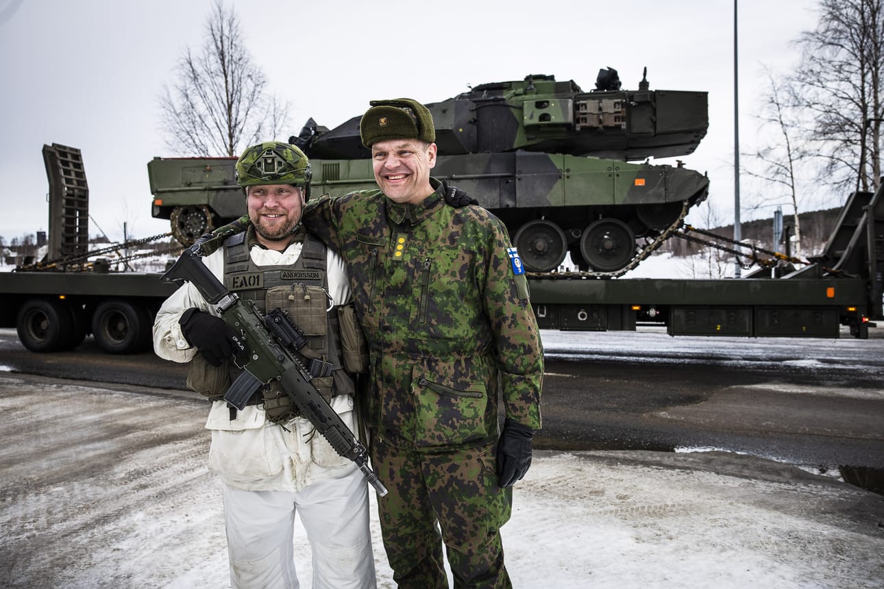 Cold Response 26 -harjoitus on alkamassa Rovajärvellä. Ruotsin joukko-osaston tankkien tuloa Pellon kautta Suomeen olivat todistamassa komentajat eversti Peter Andersson ja eversti Kalle Leinonen.
