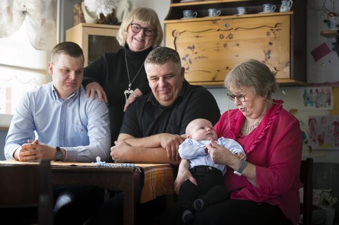 Isä Nico Viuhkola (vas.), isoisoäiti Annikka Pajula, isoisä Juha Viuhkola ja isoisoisoäiti Eila Laasanen ihastelevat suvun viidennen sukupolven ensimmäistä edustajaa, kolmikuista Leo Viuhkolaa. KUVAT: Jarno Pellinen