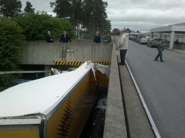 Ramppiin törmännyt kuorma-auto tukki liikennettä OYSin yhteispäivystyksen edustalla puoli kolmen aikaan maanantaina iltapäivällä.