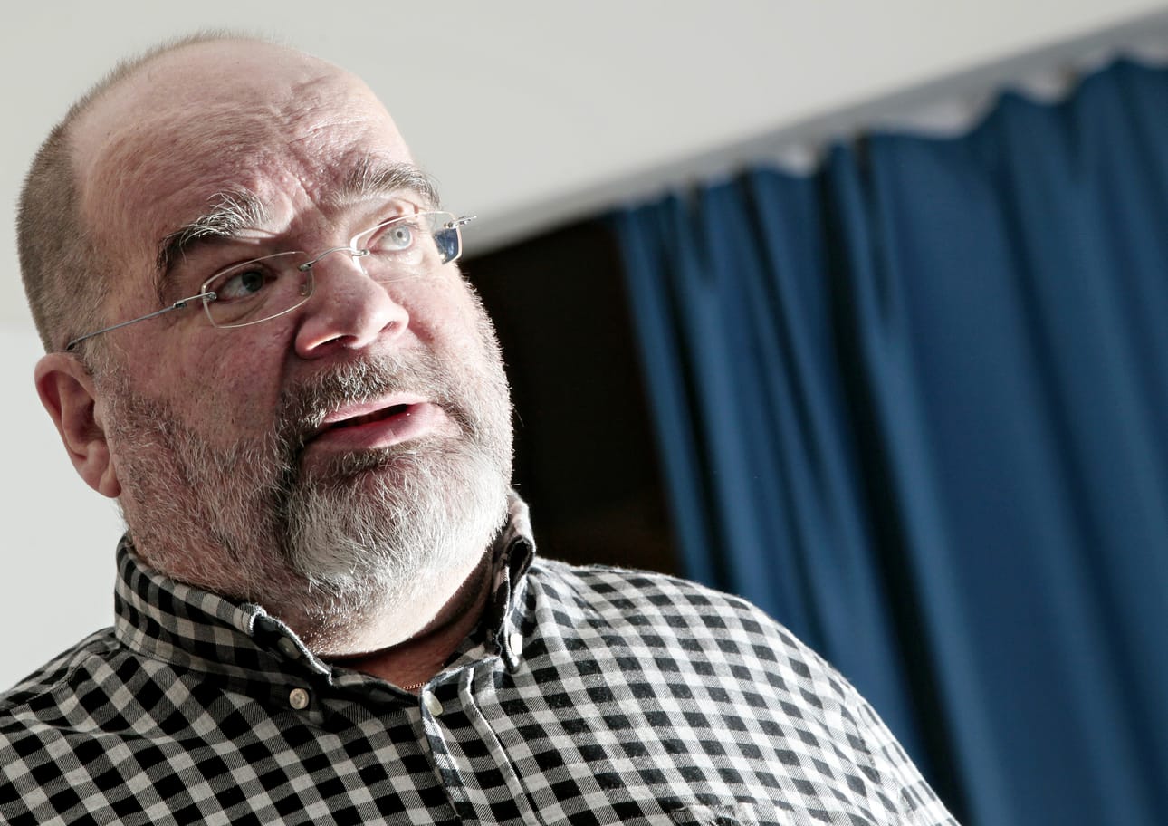 Oulun yliopistollisen sairaalan sähköhoitoyksikön hoitaja Ilpo Palokangas valmistelee toimenpidettä.