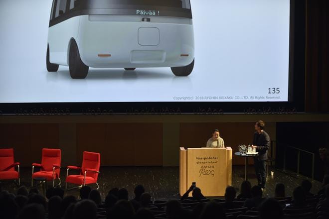 Mujin design-yksikön johtaja Naoko Tano ja Sensible 4:n toimitusjohtaja Harri Santamala kertoivat keskiviikkona Gacha-bussiprojektista. Taustalla luonnos suunniteltavasta bussista. Kuvat: Kimmo Penttinen