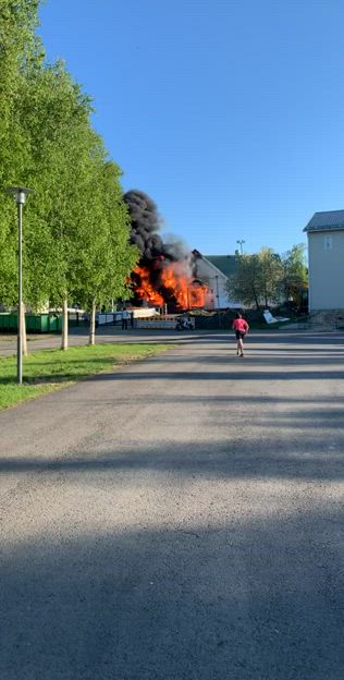 Lukijan video: Alakylän koulupalo ennen palokunnan saapumista