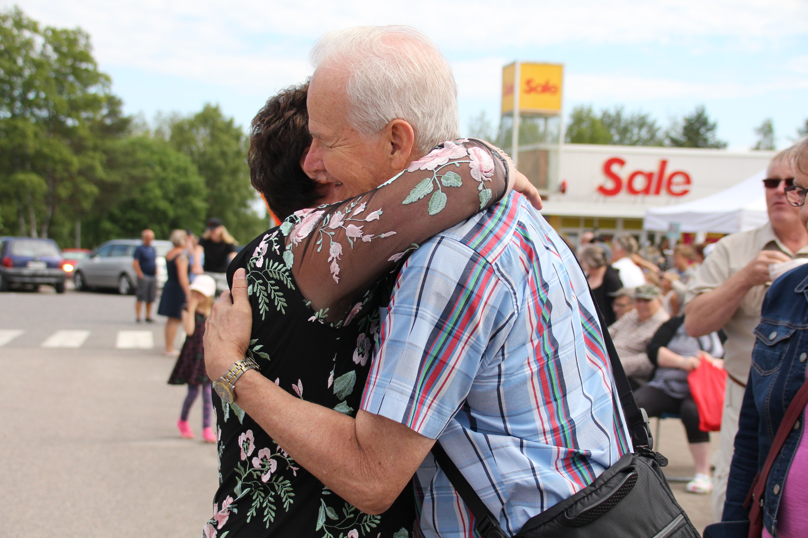 Patruuna emeritus Jouko Koivu onnittelemassa uusinta Ruukin patruunaa.