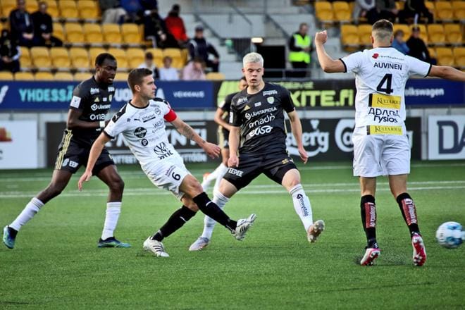 FC Hakan kapteeni Jacob Bushue oli SJK:n Jude Arthurin (vas.) ja Pyry Hannolan silmälläpidon alla. Kuva: Heikki Hakanen