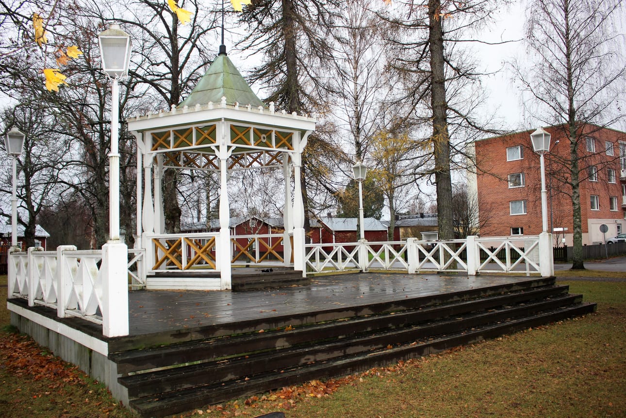 Paviljonki kaipaa uutta maalia ja korjausta.