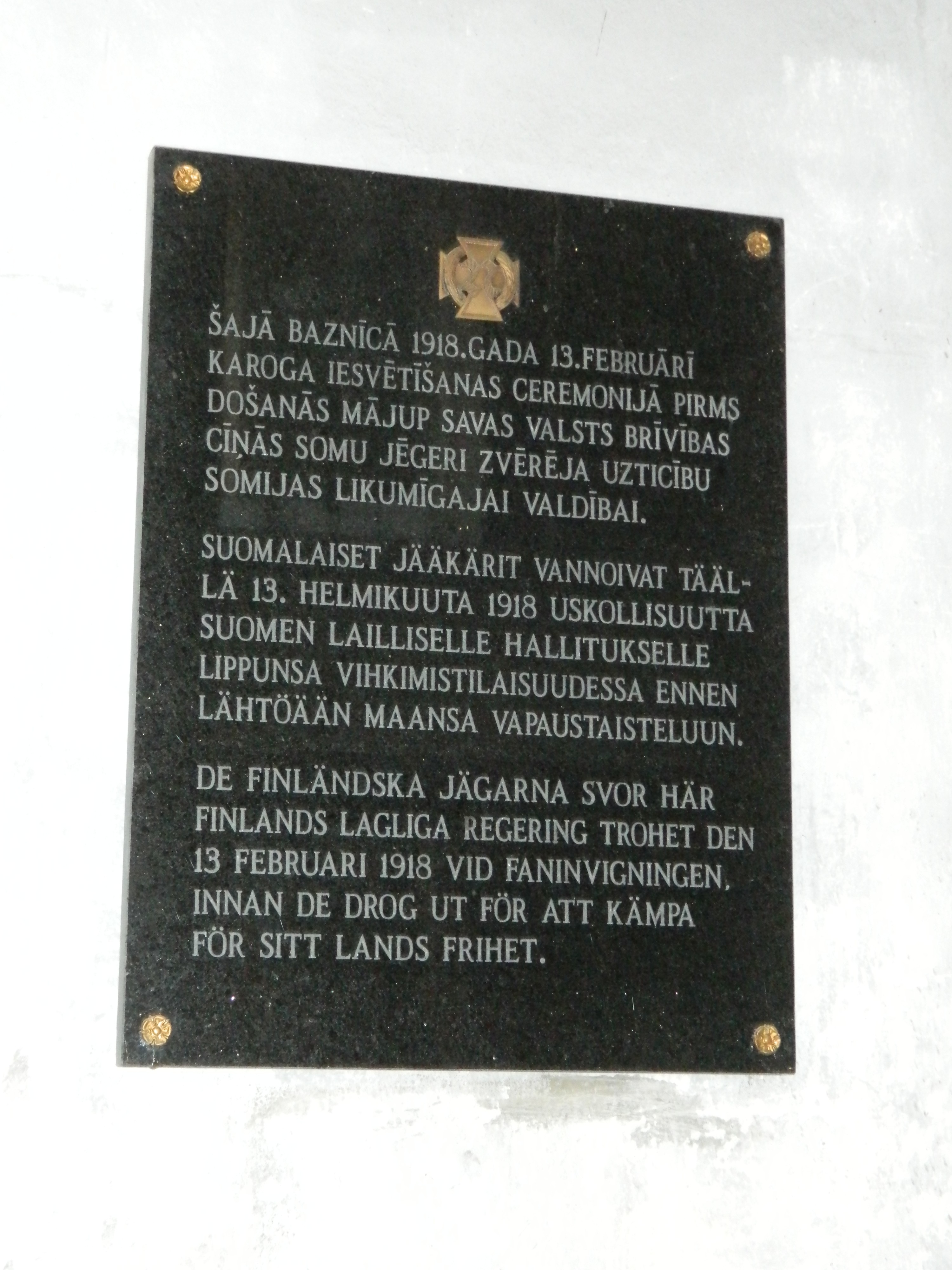Monien suomalaisten päämielenkiinnon kohde Liepajassa on jääkärikirkosta löytyvä, vuonna 1997 paljastettu muistolaatta.