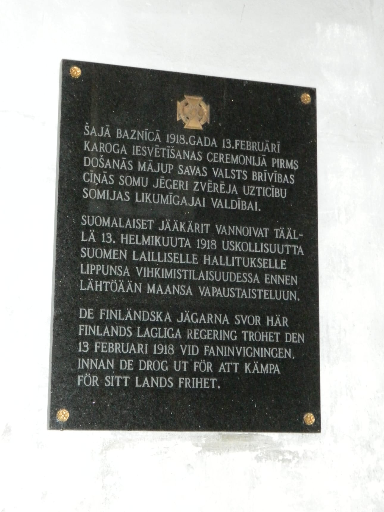 Monien suomalaisten päämielenkiinnon kohde Liepajassa on jääkärikirkosta löytyvä, vuonna 1997 paljastettu muistolaatta.