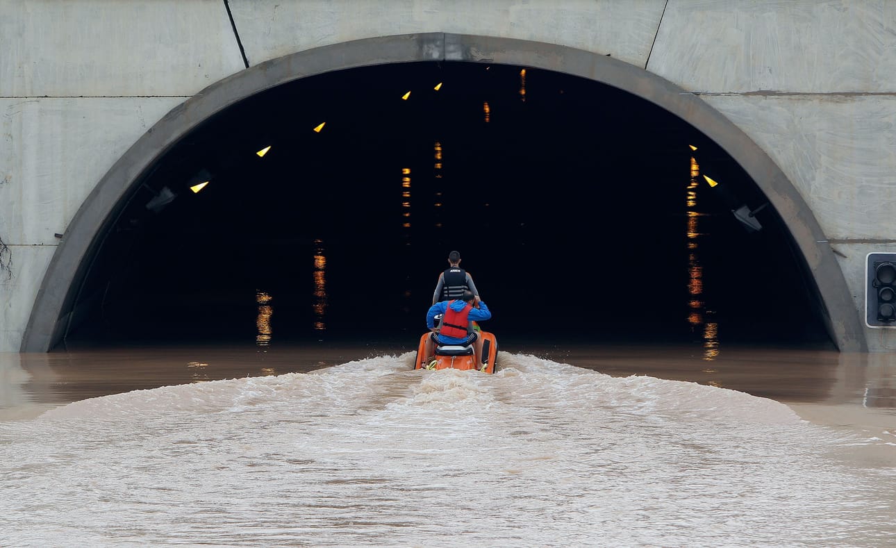 Pelastustiimin jäsenet yrittivät pelastaa ajoneuvoillaan tunneliin jumiin jääneitä ihmisiä Pilar de la Horadadassa, Espanjan Alicantessa perjantaina.