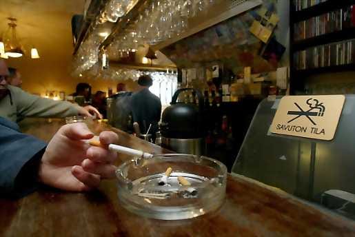 Vielä viime vuonna ravintoloiden nykyistä tupakointijärjestelyä kannatti 62 prosenttia suomalaisista.