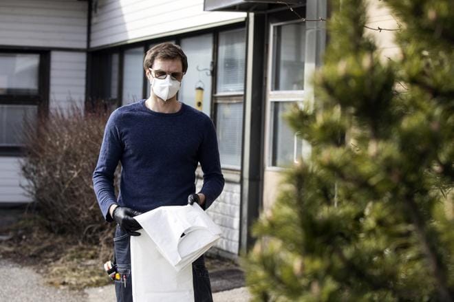 Kristian Paavolan kädet ovat täynnä positiivisia ongelmia. TikkiTeam valmistaa tällä hetkellä 1000 suojamaskia ja 400 suojatakkia päivässä. KUVA: JARNO PELLINEN