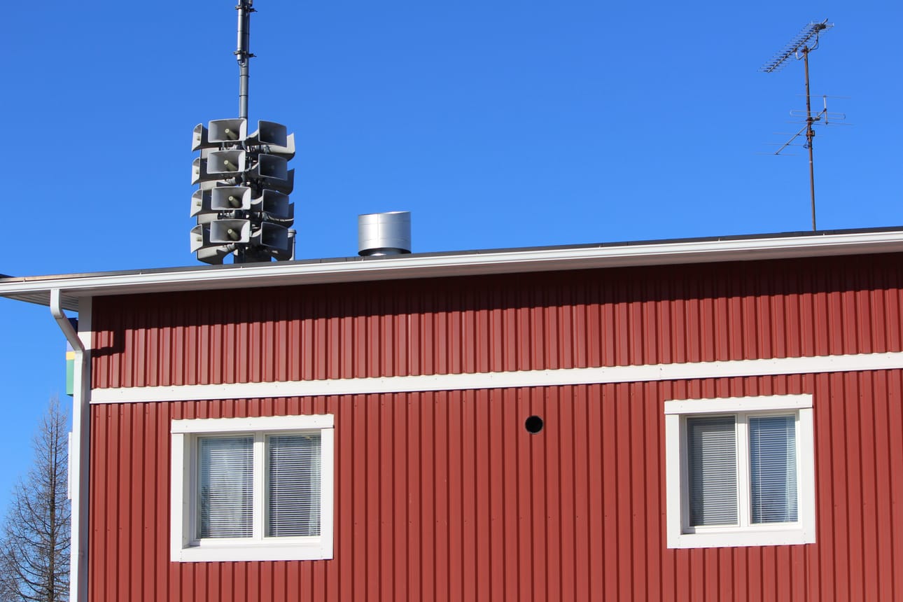 Alavudella yksi paikkakunnan neljästä väestöhälyttimestä sijaitsee Alavuden vanhan paloaseman katolla.