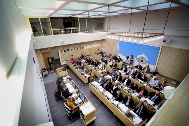 Mustasaaren valtuusto päätti kuntaliitosneuvotteluista. Valtuutetut rapauttavat luottamusta ja huonontavat siten päätöksentekoaan jo prosessin alussa. KUVA: JAAKKO ELENIUS