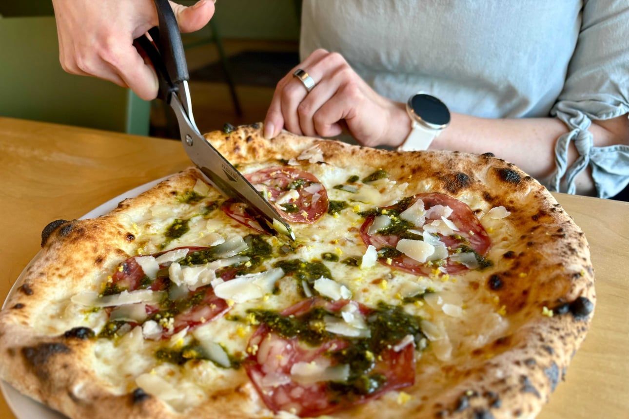 Tuirassa on 16-paikkainen ravintola, missä ateria tuodaan pöytään saksien kera – Paikan valkoiset pizzat saavat täydet pisteet