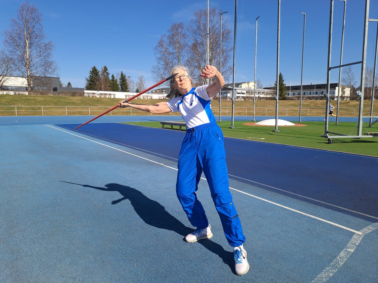 Keihäänheiton tekniikan Helinä Pihlaja on oppinut vuosien varrella. Keppi lähtee liitoradalleen oikeaoppisesti. Harjoittelupaikka on usein Seinäjoen Keskuskenttä.