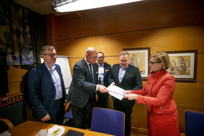 Olli Pirhonen, Juha Gröhn ja Olli Tarkkanen luovuttivat maakunnan korkeakouluvajeen nopeaa ratkaisemista vaativan vetoomuksen Paula Risikolle ja Antti Kurviselle. KUVA: JAAKKO ELENIUS