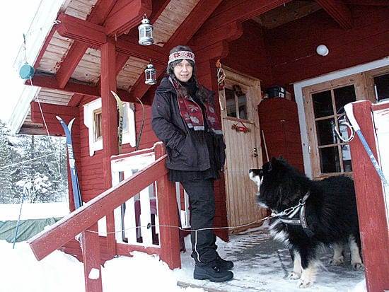 Lapinkoira Morri vaikuttaa asuinpaikan valintaan ainakin yhtä tyytyväiseltä kuin emäntänsä Anki Lindqvist. Luontoa, rauhaa ja oma mökki.