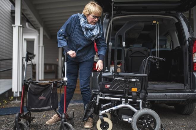 Lähteminen vie aikaa. Ensin rollaattorilla ulko-ovelle, toisella autolle, autolla kaupungille, rollaattorilla takakontille, sähköpyörätuoli nostolaitteella kadulle, rollaattori takakonttiin. Käynti kaupungilla on kuin maratonjuoksu, Pia-Nina Mohr toteaa.