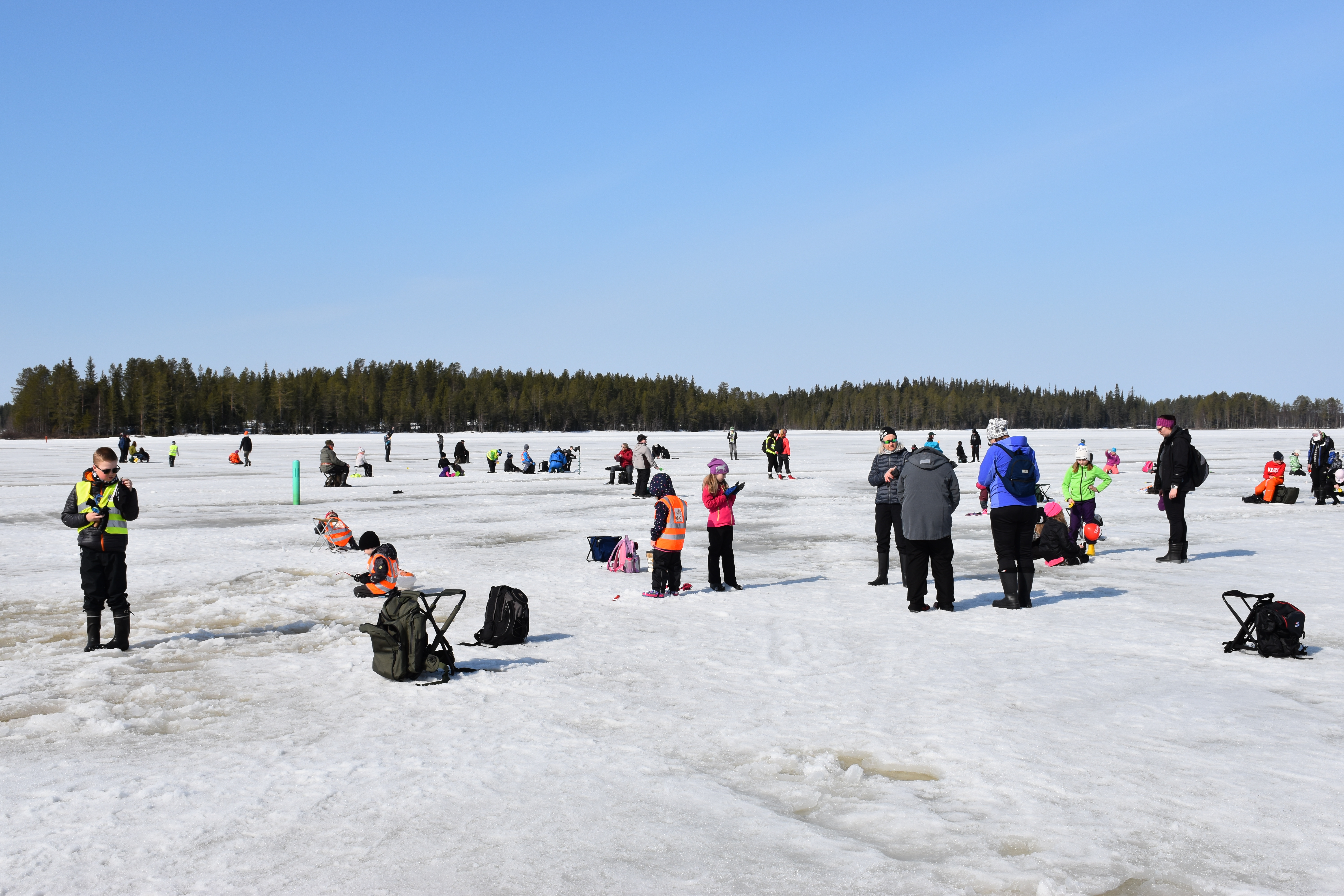 Posionjärvellä sairaalanrannassa järjestettyä koululaisten pilkkipäivää suosi kaunis aurinoinen sää.