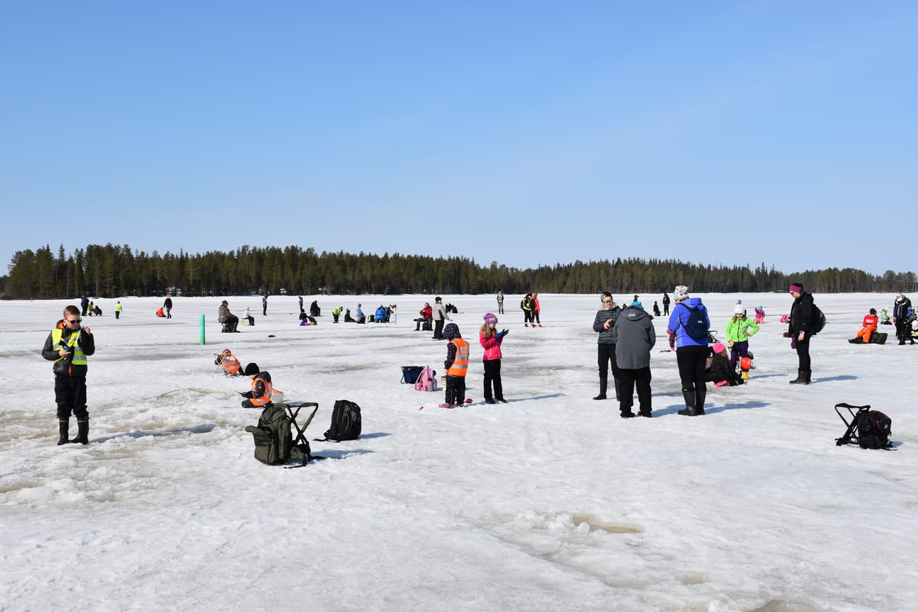 Posionjärvellä sairaalanrannassa järjestettyä koululaisten pilkkipäivää suosi kaunis aurinoinen sää.