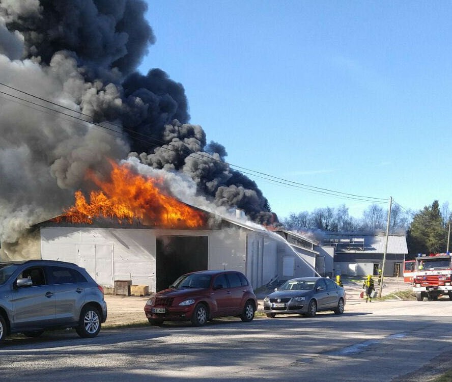 Palo eteni rakennuksen välikaton kautta.