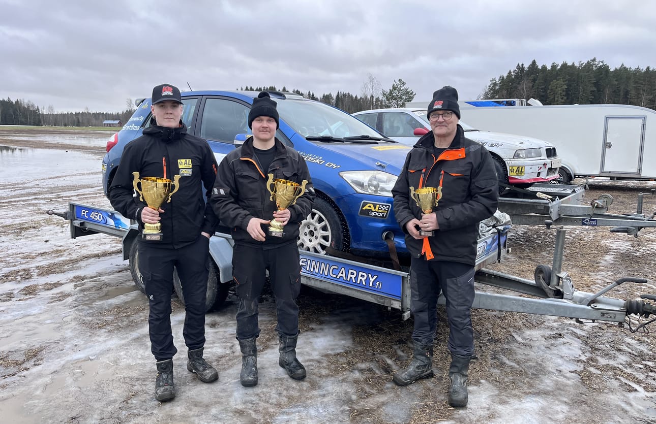 Isä ja pojat. AL-Härmän Valtteri, Riku ja Jari Koski tekivät hyvän reissun rallisprintin SM-avaukseen. Sarja jatkuu 15.2. Kiuruvedellä.