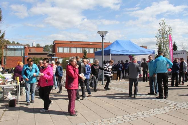 Torilla tavataan -kiertueella Ylihärmän osuudella oli aurinkoinen sää. Tänään torstaina keli on viileämpi, mutta kaupunki ja Komiat-lehti toivovat silti runsasta osanottoa Kortesjärvelle. KUVA: MIA KÄRKKÄINEN