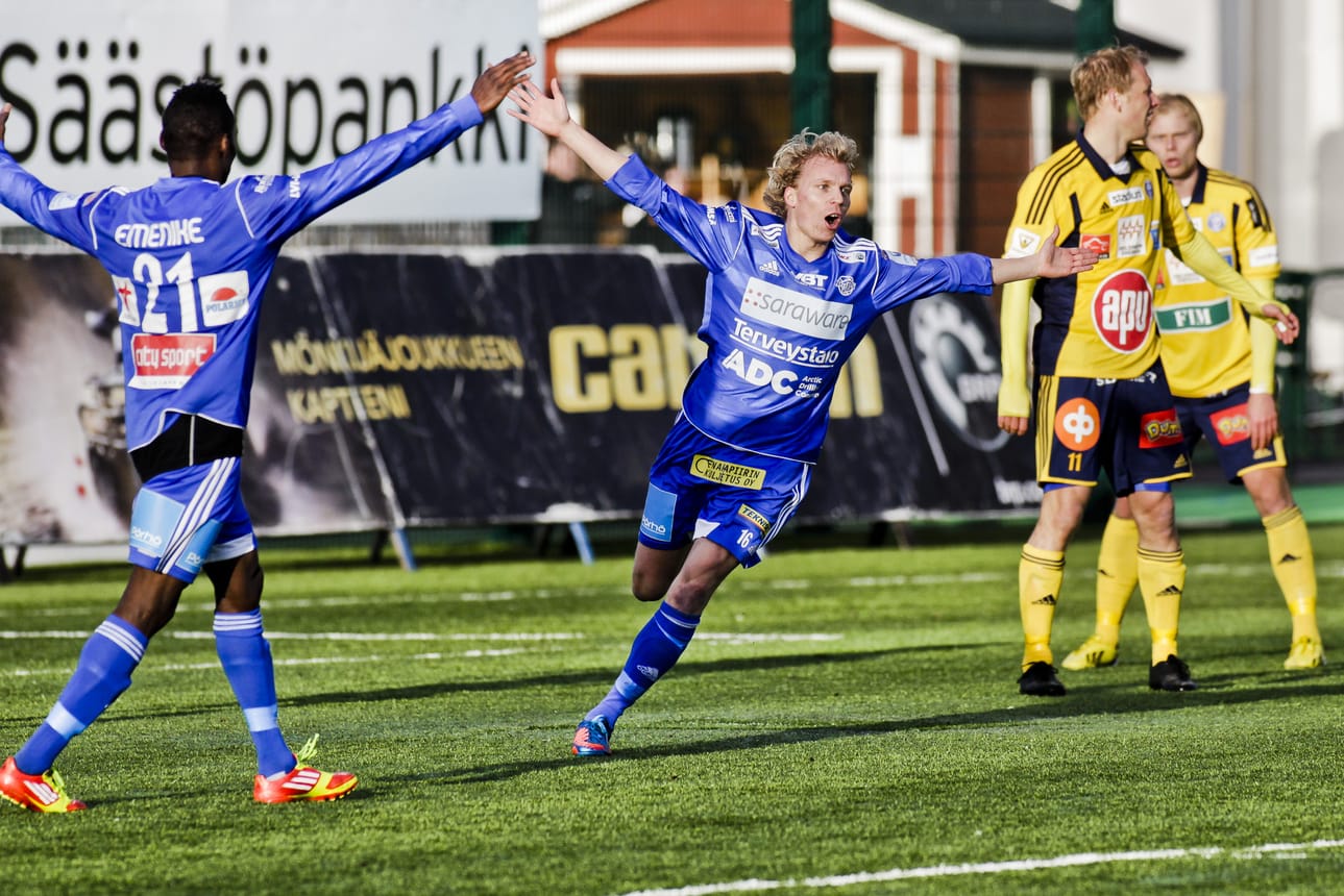 RoPS ja HJK kohtasivat Suomen cupissa edellisen kerran Rovaniemellä kaudella 2013. RoPS voitti 1–0 Ville Saxmanin (kesk.) tekemällä maalilla. Emenike (vas.) rientää onnittelemaan maalintekijää.
