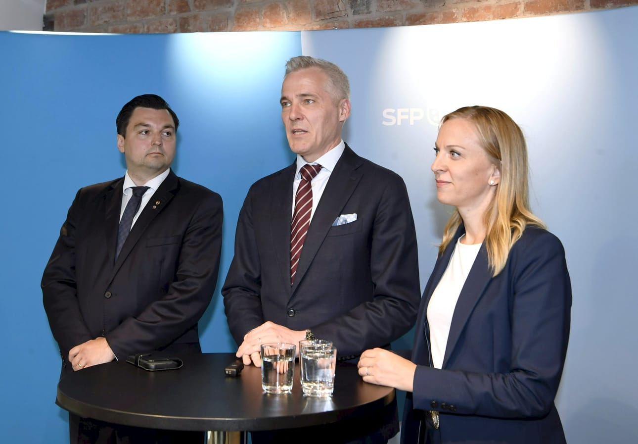 RKP:n uudeksi eurooppa- ja omistajaohjausministeriksi nouseva Joakim Strand (vas.), puolueen puheenjohtaja Anders Adlercreutz ja varapuheenjohtaja Sandra Bergqvist RKP:n tiedotustilaisuudessa. LEHTIKUVA / KIMMO PENTTINEN