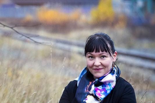 Vaasalainen Elina Viitasaari kamppailee naisiin kohdistuvaa väkivaltaa vastaan yhteiskunnallisen vaikuttamisen keinoin. Hän kokee omakseen vapaaehtois- ja järjestötyön. KUVA: JARNO PELLINEN
