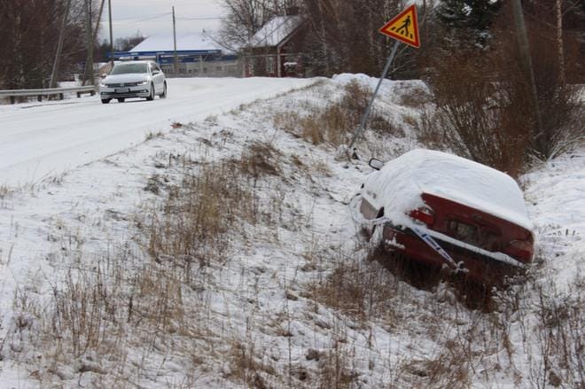 Rattijuoopo ei hallinnut autoaan, vaan ajoi sen myöhään yöllä ojaan. KUVA: TAUNO RIIHILUOMA