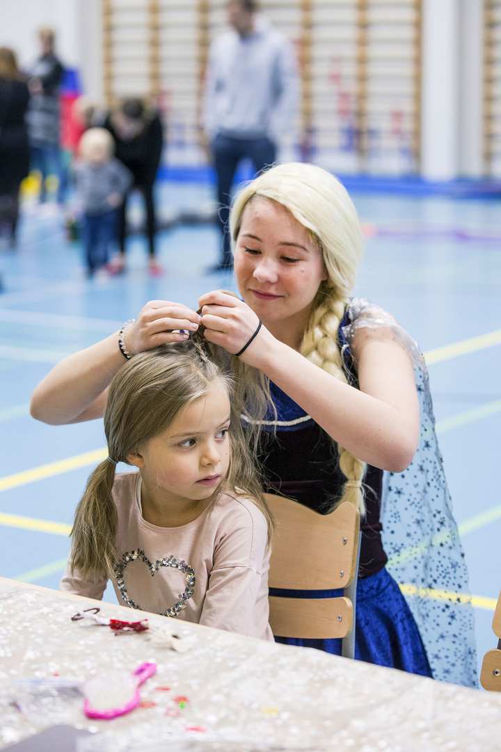 Julia Pussila letitti Venla Olkkoselle kauniit letit.