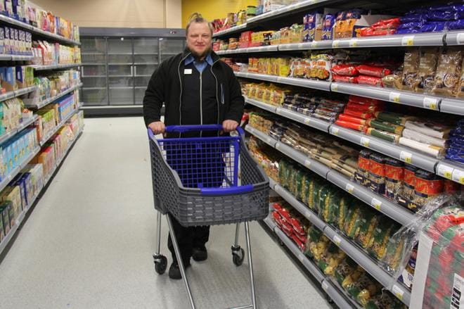Marketpäällikkö Niko Kinnunen esitteli Kortesjärven uutta S-Marketia reilu viikkoa ennen avajaisia. Kauppa siirtyy nykyisistä tiloista tien toiselle puolelle. KUVAT: MIA KÄRKKÄINEN