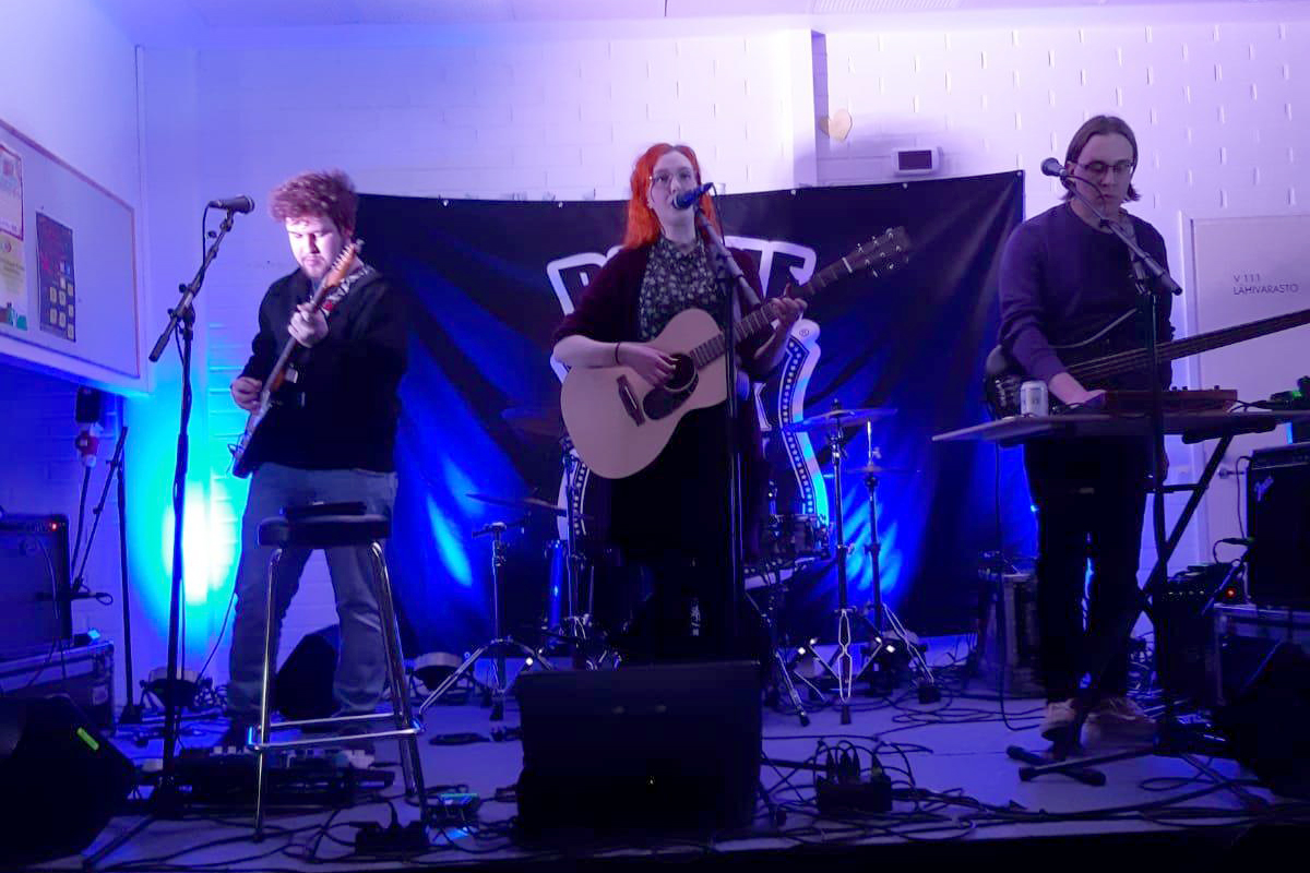Merops esiintyi poikkeuksellisesti triona, kun Raahen Rock Academyn bändit julkistettiin nuorisokahvila Cupissa. Mukana olivat Taneli Reponen (vas.), Jaana Ilkko ja Matias Leskinen.
