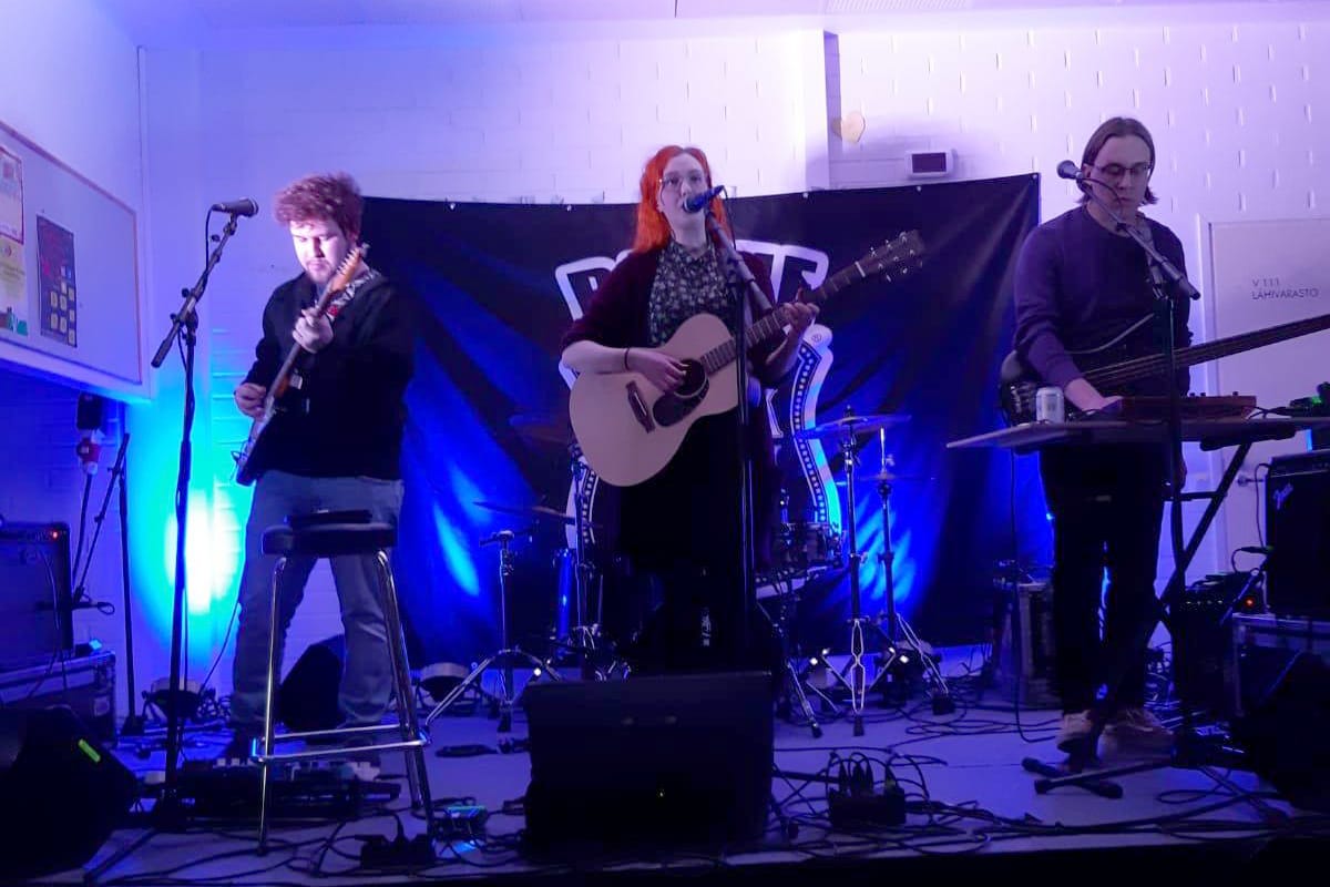 Merops esiintyi poikkeuksellisesti triona, kun Raahen Rock Academyn bändit julkistettiin nuorisokahvila Cupissa. Mukana olivat Taneli Reponen (vas.), Jaana Ilkko ja Matias Leskinen.