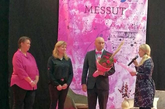 Ylihärmäläiset käsityöosaajat Marjo Mäki ja Heli Penttilä palkittiin Seinäjoen käsityömessuilla perjantaina Vuoden käsityöteko -tunnustuksella. Palkinnon luovuttivat Etelä-Pohjanmaan Pytinki Oy:n toimitusjohtaja Heikki Punkari ja Taito Etelä-Pohjanmaan toiminnanjohtaja Marja Hemminki-Haapoja.