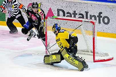 HPK:sta viime viikolla Kärppiin siirtynyt Jonas Andersson teki uudessa univormussaan ensimmäisen maalinsa. SaiPa:n maalivahti Iiro Tarkki ei voinut täysosumalle mitään.