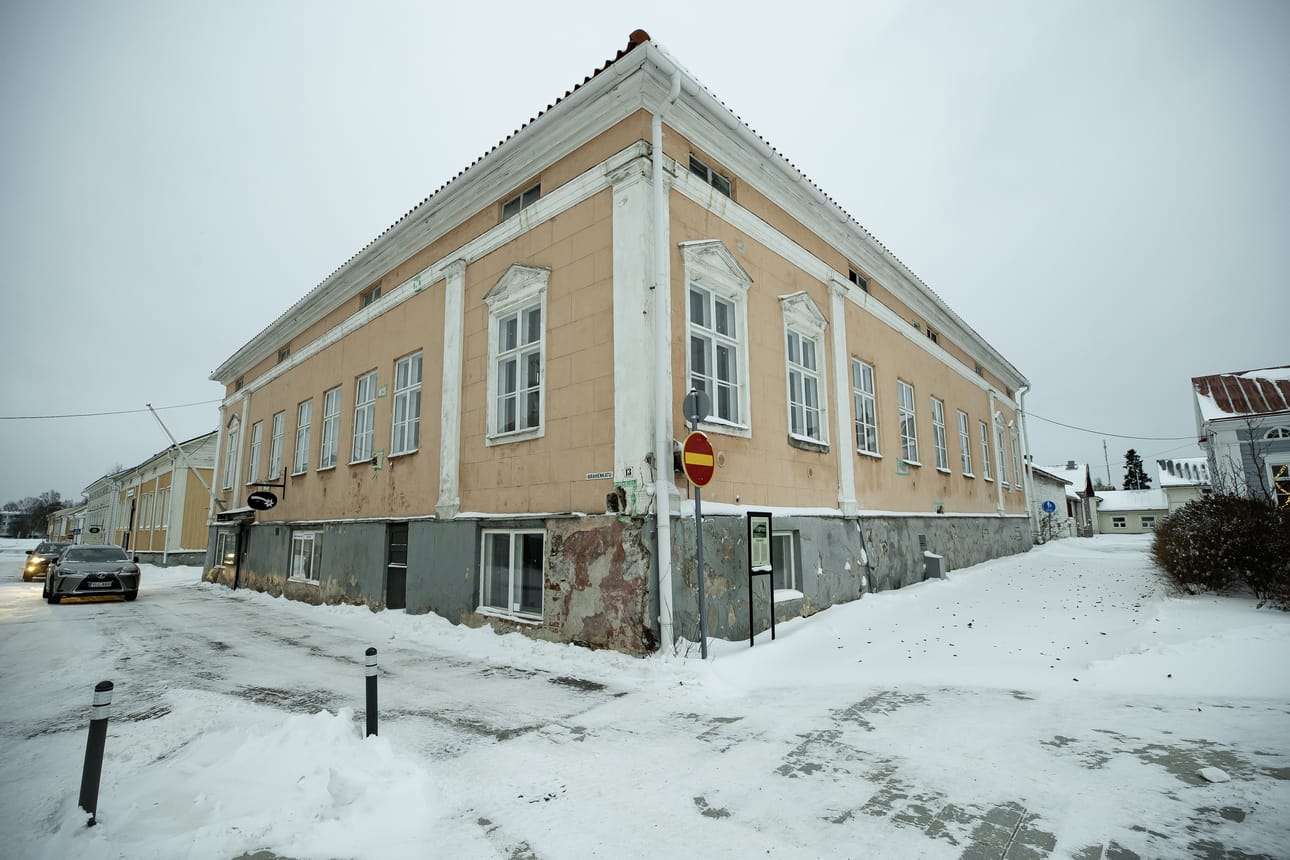 Maanantain jouluikkuna kutsuu Hansa-talossa, jota myös Kivi-Sovioksi kutsutaan.