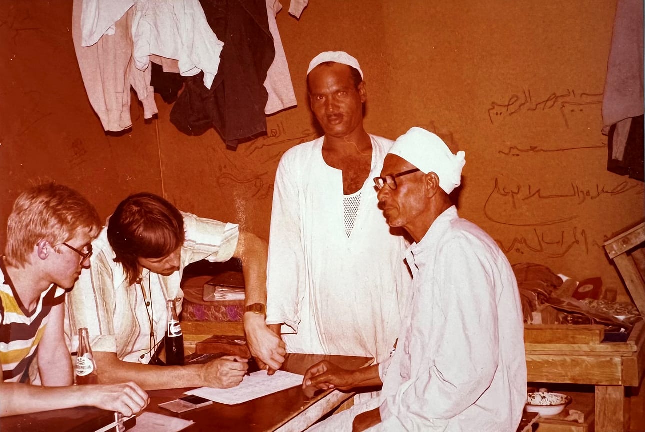 Toinen kuva palkanmaksusta Riadissa Saudi-Arabiassa 1979. Kuittaus palkan vastaanottamisesta saatiin osalta työntekijöistä sormenjälkikuittauksella. Vasemmalla Antti Hakanen ja vieressä Markku Koski. Oikealla paikallinen edusmies, joka valvoi ryhmän palkanmaksua.