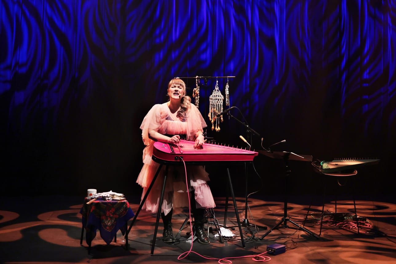 Konsertin ensimmäinen puolisko oli pitkälti Maija Kauhasen sooloesitystä.