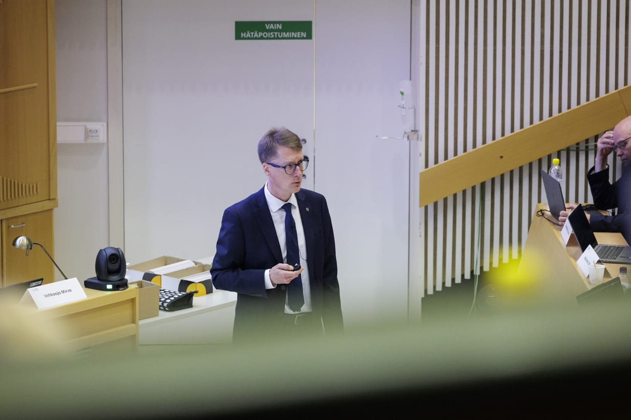 Hyvinvointialuejohtaja Ilkka Luoma aluevaltuuston kokouksessa 25. toukokuuta.