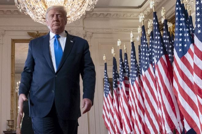 Presidentti Donald Trump palasi Valkoiseen taloon omistamaltaan golfkentältä 7. marraskuuta. Trump välttelee toimittajia, mutta on yhä julkisen viran haltija. KUVA: Chris Kleponis / EPA