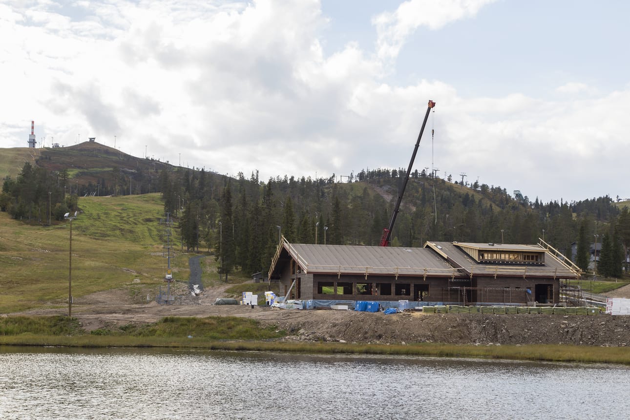 SkiBistro on tällä hetkellä Rukan alueen suurin rakennuskohde. Se on nyt harjakorkeudessa ja valmistuu jouluksi.