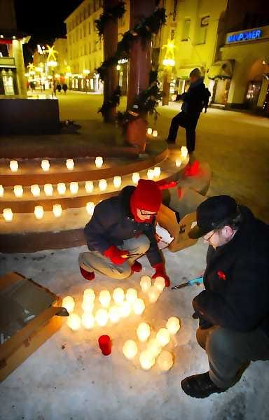 Aids-päivän kynttilöitä sytytettiin Rotuaarilla 1. joulukuuta.