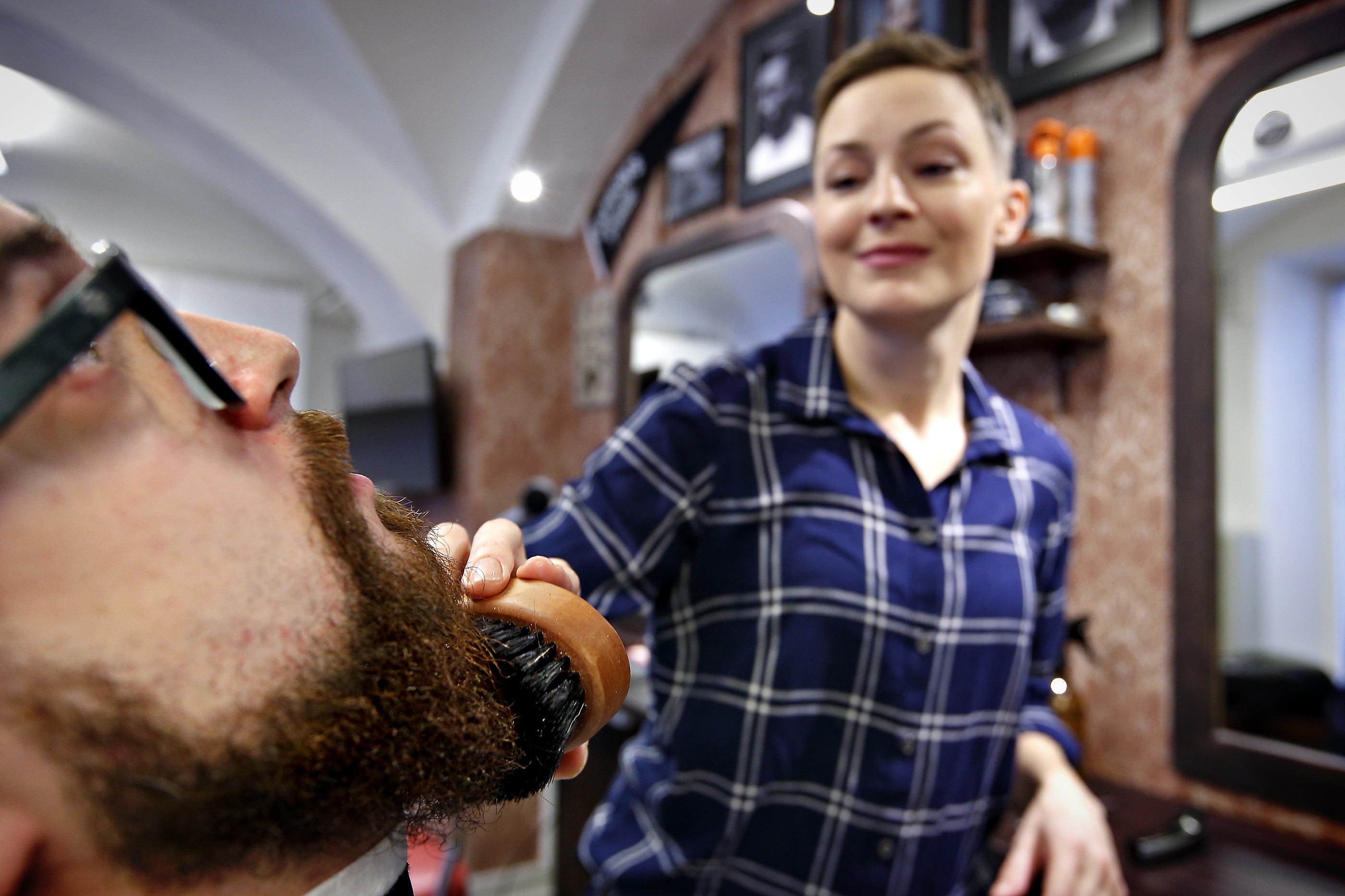 Parturi Hanna Rantakangas kertoo, että partaöljy kannattaa hieroa huolellisesti karvan 
sekaan.