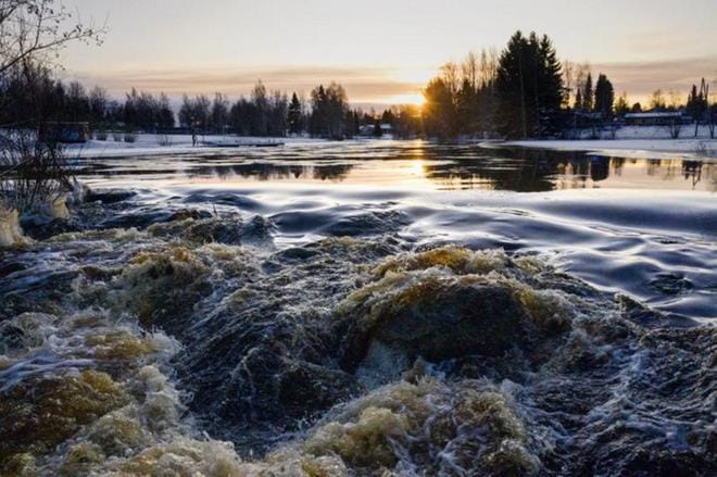 Seinäjoen Energian muuntajan rikkoutuminen näkyy Seinäjoen vanhassa uomassa suurina virtaamina. Kuvassa vesi virtaa Sahanlammen padon yli. Nyt vesijärjestelyissä on palattu normaaliin käytäntöön ja veden pinta laskee normaalille tasolleen. Arkistokuva: Kari Löfhjelm