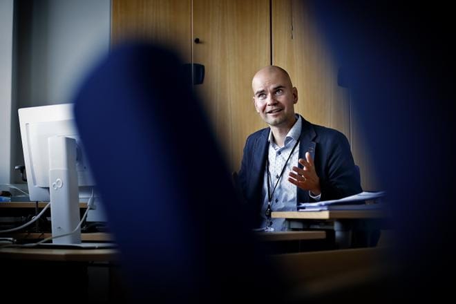 Seinäjoen ammattikorkeakoulun tekniikan yksikön johtaja Heikki Rasku sanoo, että uusi linja pyrkii vastaamaan osaajapulaan maakuntakeskuksen ulkopuolella. Arkistokuva: Tomi Kosonen