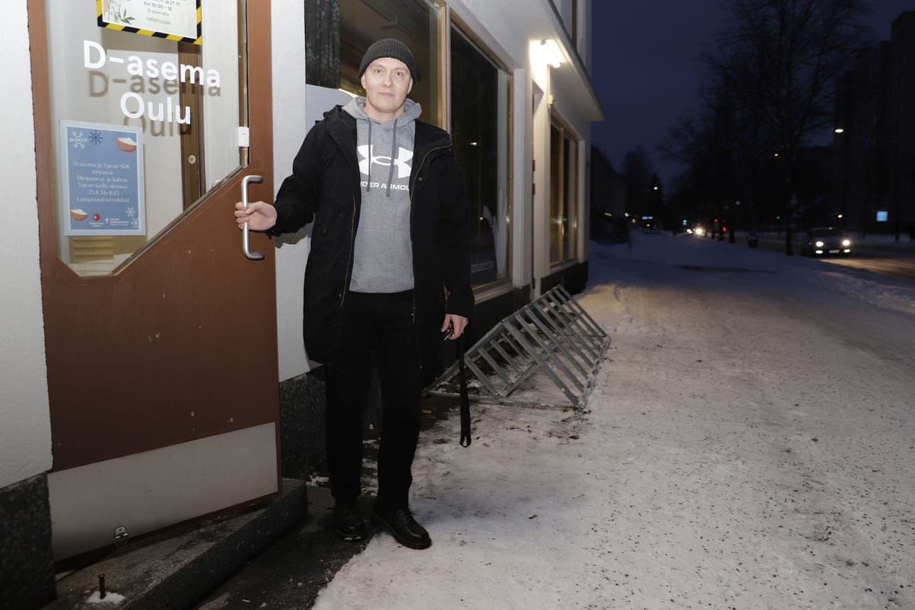 Diakonissalaitoksen projektipäällikkö Valtteri Kohvakan mukaan D-asemalla on ohjelmaa viikon jokaisena päivänä. Toiminnasta vastaavat Diakonissalaitos ja Oulun seurakuntayhtymä.
