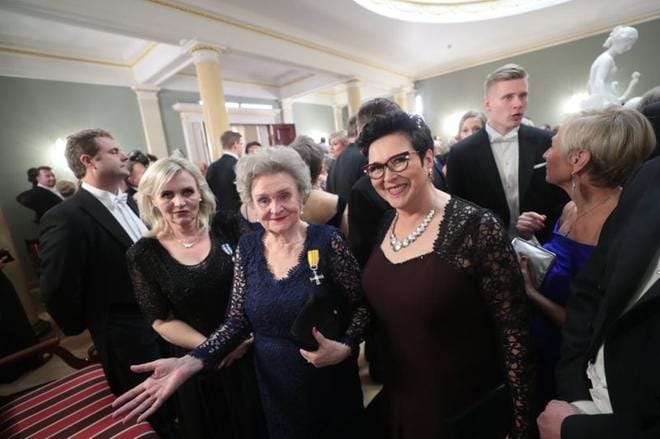 Eve Hietamies ja Laila Hirvisaari olivat kirjoittamassa Mannerheim-oopperaan. Oikealla Ilmajoen musiikkijuhlien toiminnanjohtaja Sari Hanka. Kuva: Jaakko Elenius