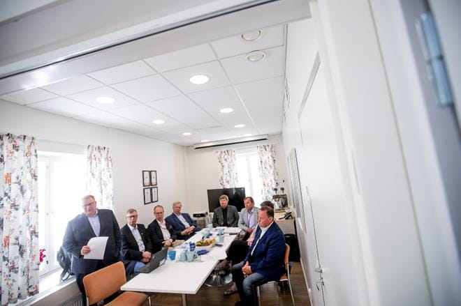 Lääkärikeskus Promedin hallituksen puheenjohtaja Jarmo Iisakka kertoi torstaina kuuden lääkäri- ja hyvinvointikeskuksen yhteistyöstä laajalla Pohjanmaalla. Muiden yritysten toimitusjohtajat ja hallitusten jäseniä oli myös mukana. Kuva: Jaakko Elenius